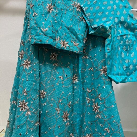 Turquoise chaniya (lehengas) choli with beautiful dupatta - Picture 4 of 5